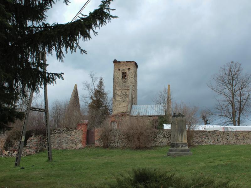 Ruiny kościoła w Złotniku 