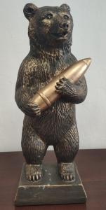 Figurka niedźwiedzia Wojtka